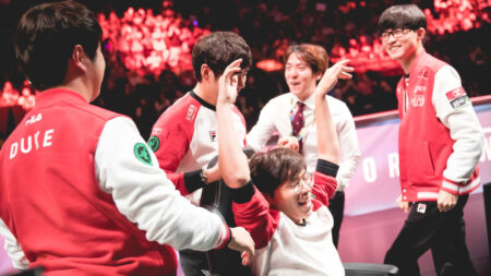 SKT T1 with coach kkoma