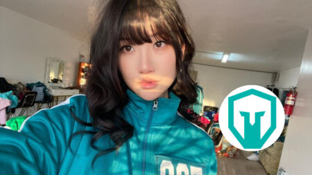 Streamer AriaSaki dressed up as a Squid Game player.